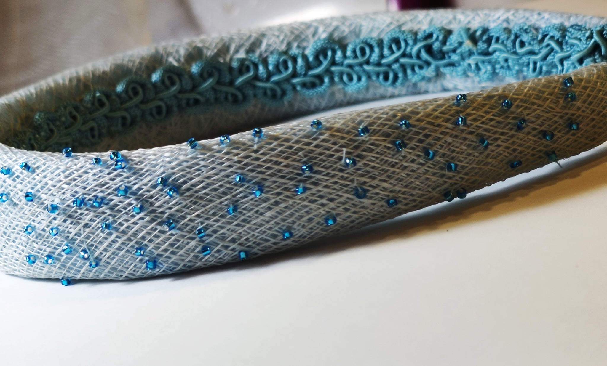 Diadema Sinamay Azul bordada con Swarovski