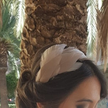 Diadema de pluma de oca raspada para bodas y eventos hecho a mano en Valencia